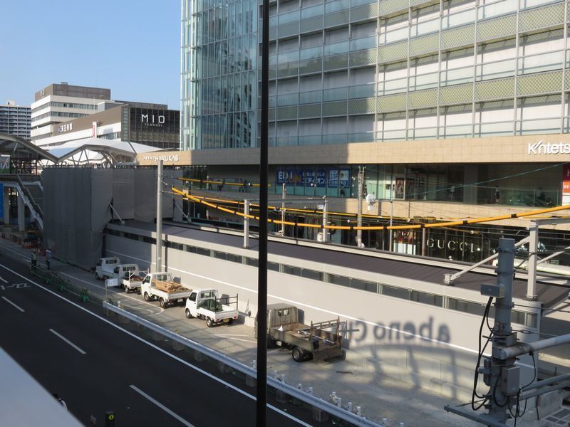 阪堺線天王寺駅前駅は屋根が出来て ドン キホーテ天王寺ビル鉄骨組見立が一段と進みました ２０18年8月 大阪情報サロン